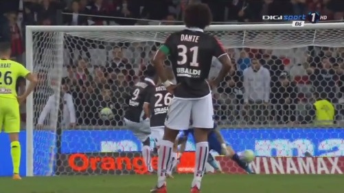 第10个亚军，申花上次拿到中国足球顶级联赛冠军还是30年前（申花第10次屈居亚军，上次问鼎中国顶级联赛已是30年前）