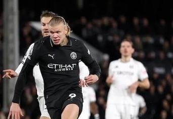 阿莫林抱头无奈！曼联队长补时踢飞空门+2次高射炮 尴尬40射门0球