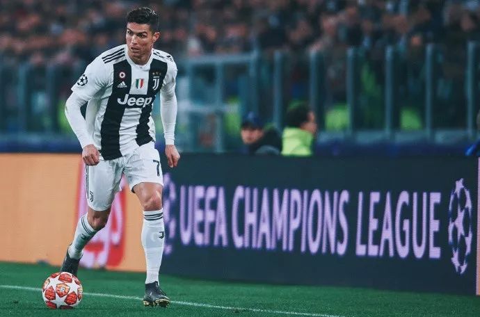 圣诞前夕送温暖，萨卡、马丁内利等阿森纳球员探望生病的孩子（圣诞将至，萨卡、马丁内利等阿森纳球员走访病童传递温暖）