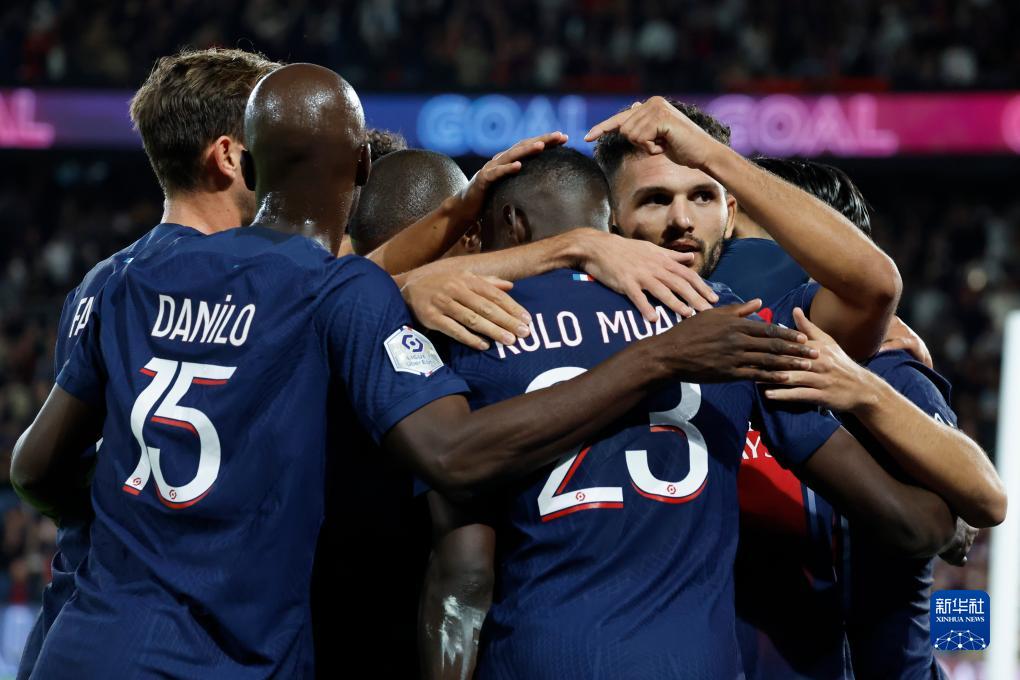 英超中游陷大乱斗！11队仅差6分，曼联利物浦等四队同积26分（英超中游混战白热化：11队分差仅6分，曼联、利物浦等四队同积26分）