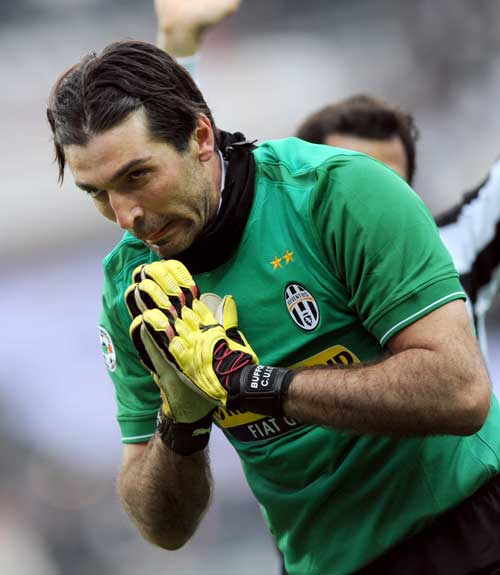 吕迪格的防守是站在那里干瞪嘛，比斯洛特先下课的估计是阿隆索