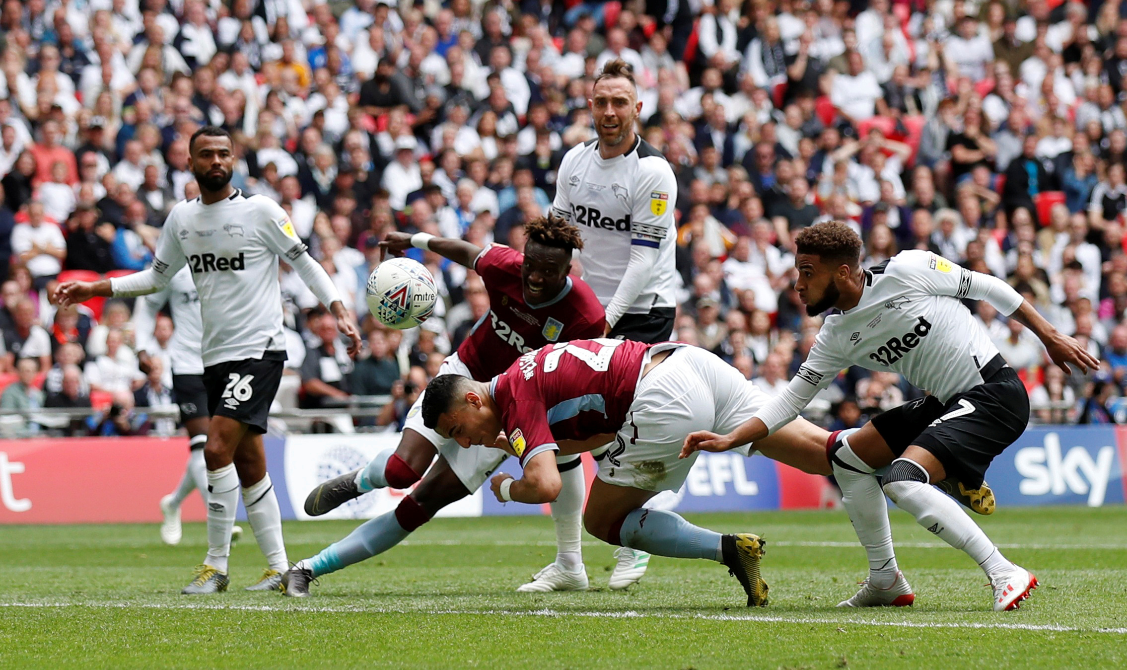 拜仁莱万多夫斯基连续两场进球