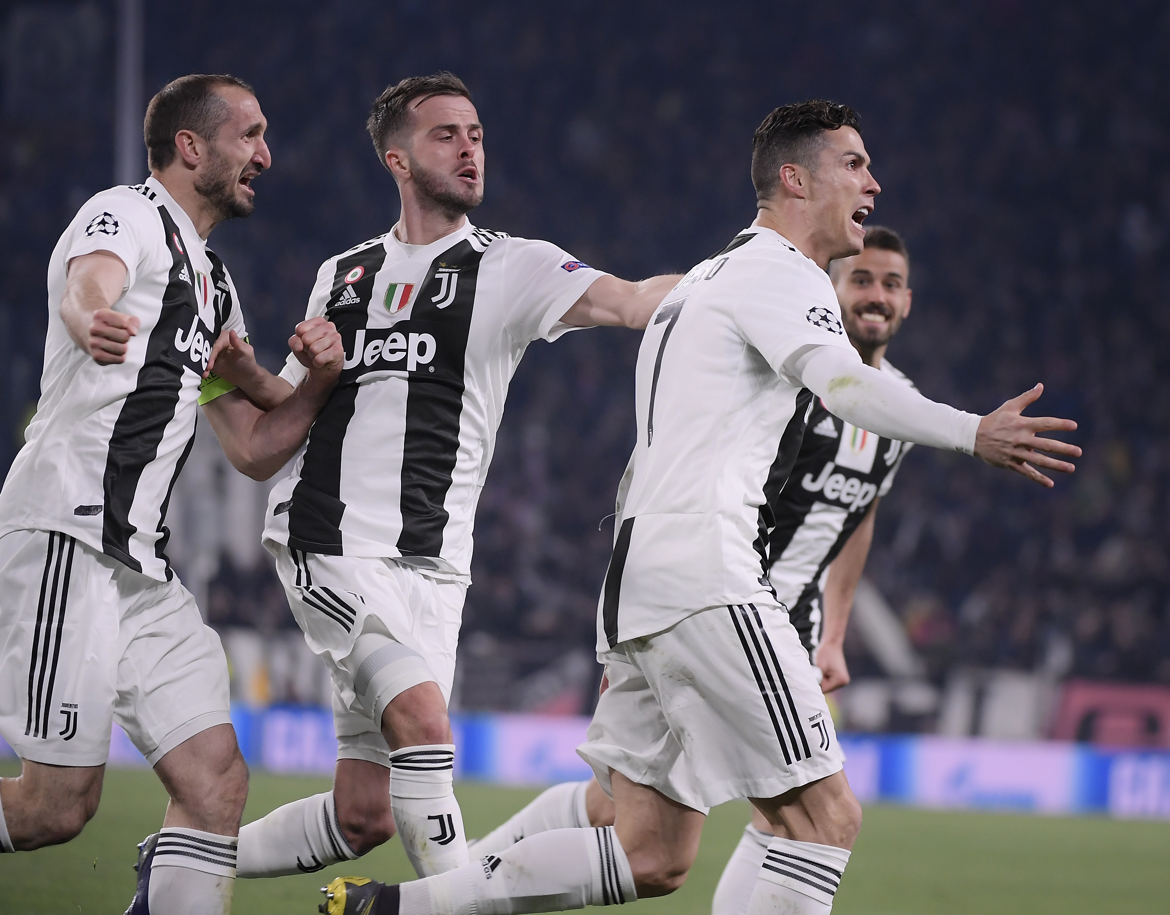 每体：巴萨仍未对莱万做决定，在关注小蜘蛛、凯恩、吉拉西等