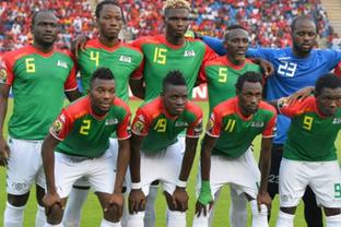 意大利赛车手罗西回忆马拉多纳：我曾单膝跪地亲吻他的左脚