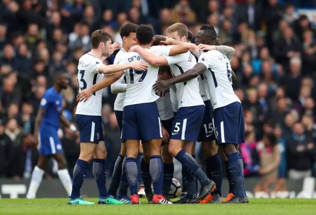 曼联、利物浦近五轮各1胜，英超积分榜曼联积22分，领先利物浦。